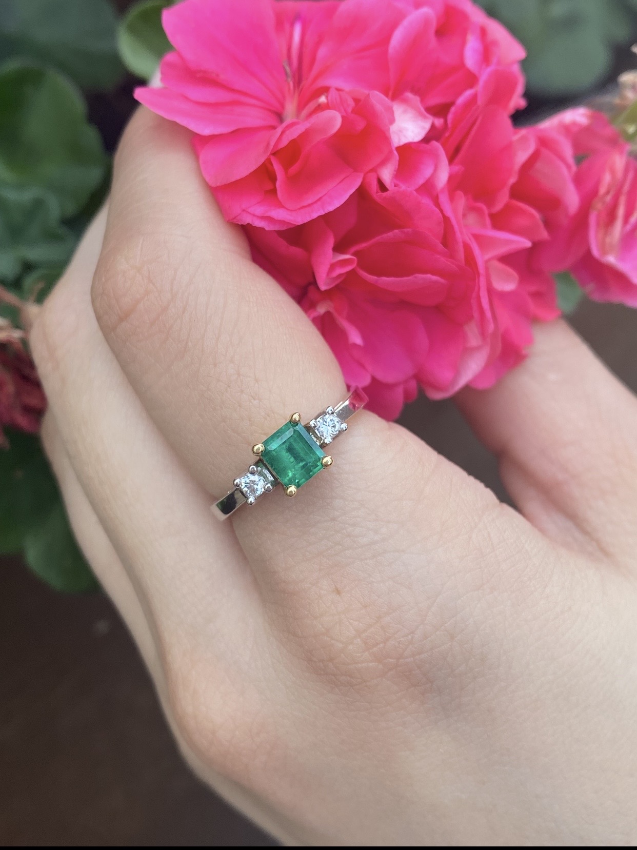 18K White Gold Ring with GIA-Certified Colombian Emerald and Diamonds - Image 2