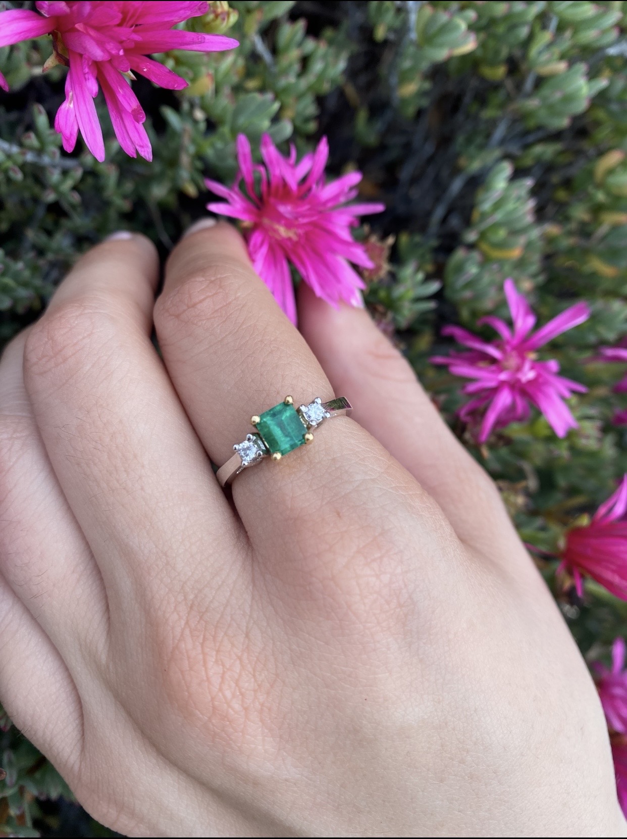 18K White Gold Ring with GIA-Certified Colombian Emerald and Diamonds - Image 4