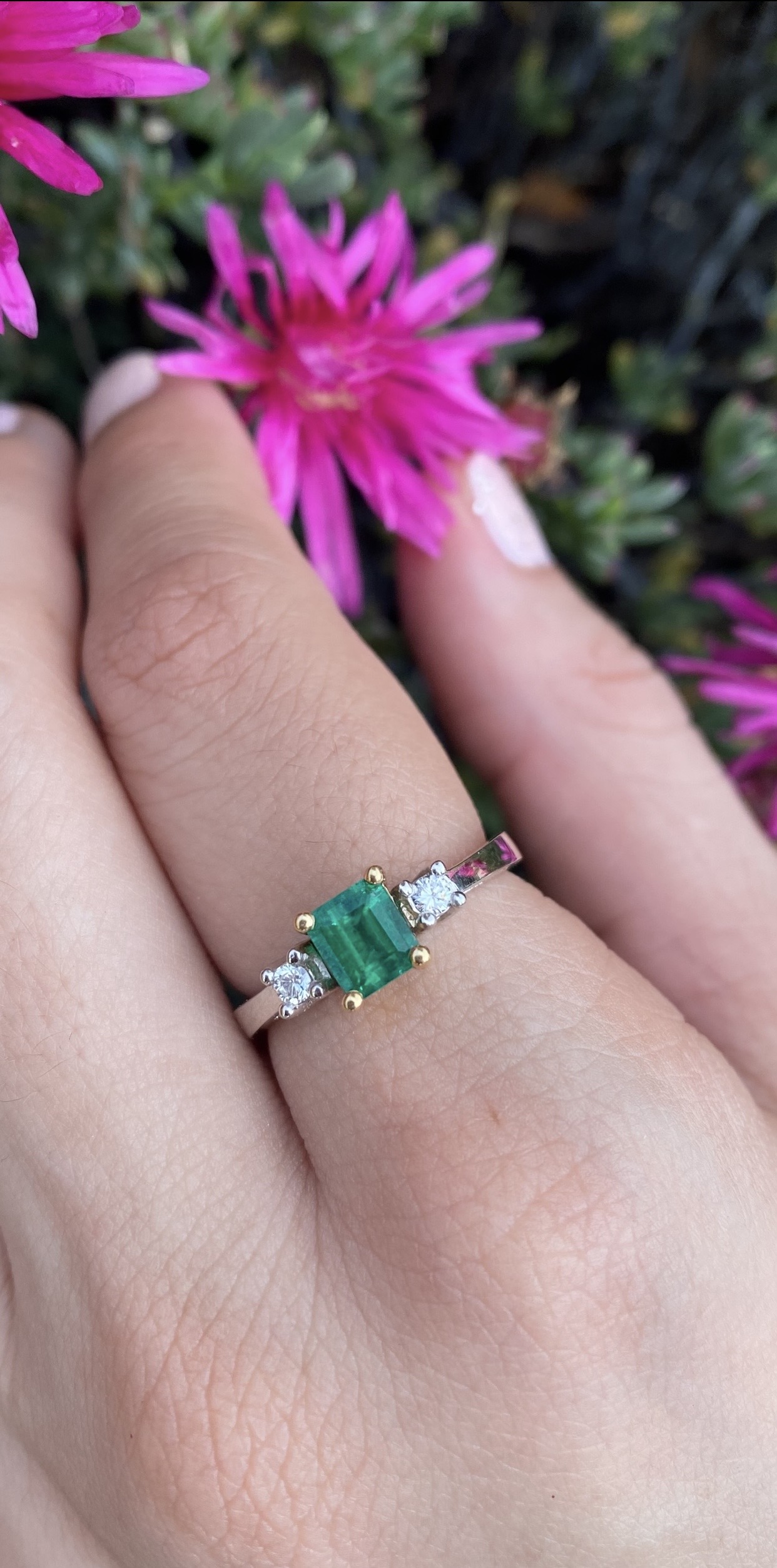 18K White Gold Ring with GIA-Certified Colombian Emerald and Diamonds - Image 3
