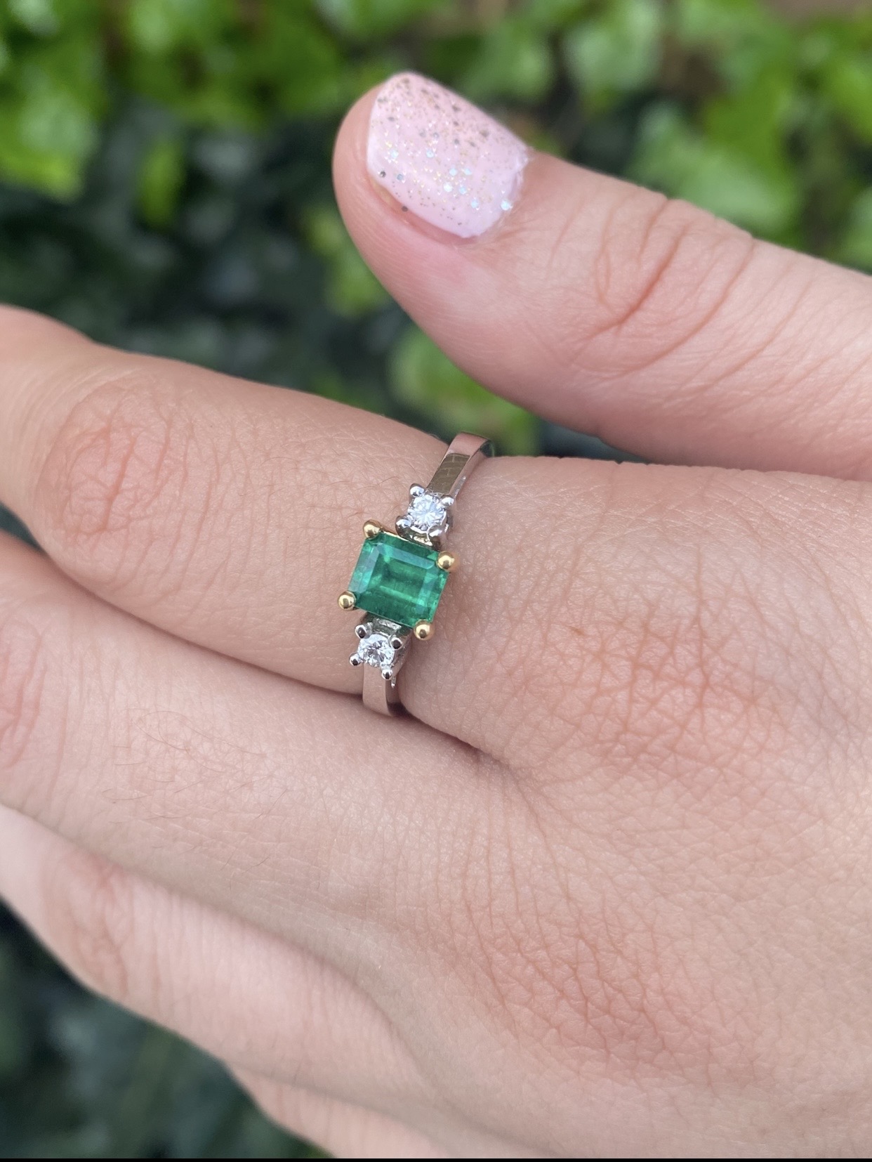 18K White Gold Ring with GIA-Certified Colombian Emerald and Diamonds - Image 6