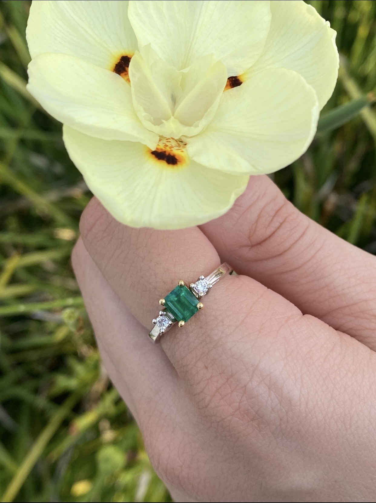 18K White Gold Ring with GIA-Certified Colombian Emerald and Diamonds - Image 5