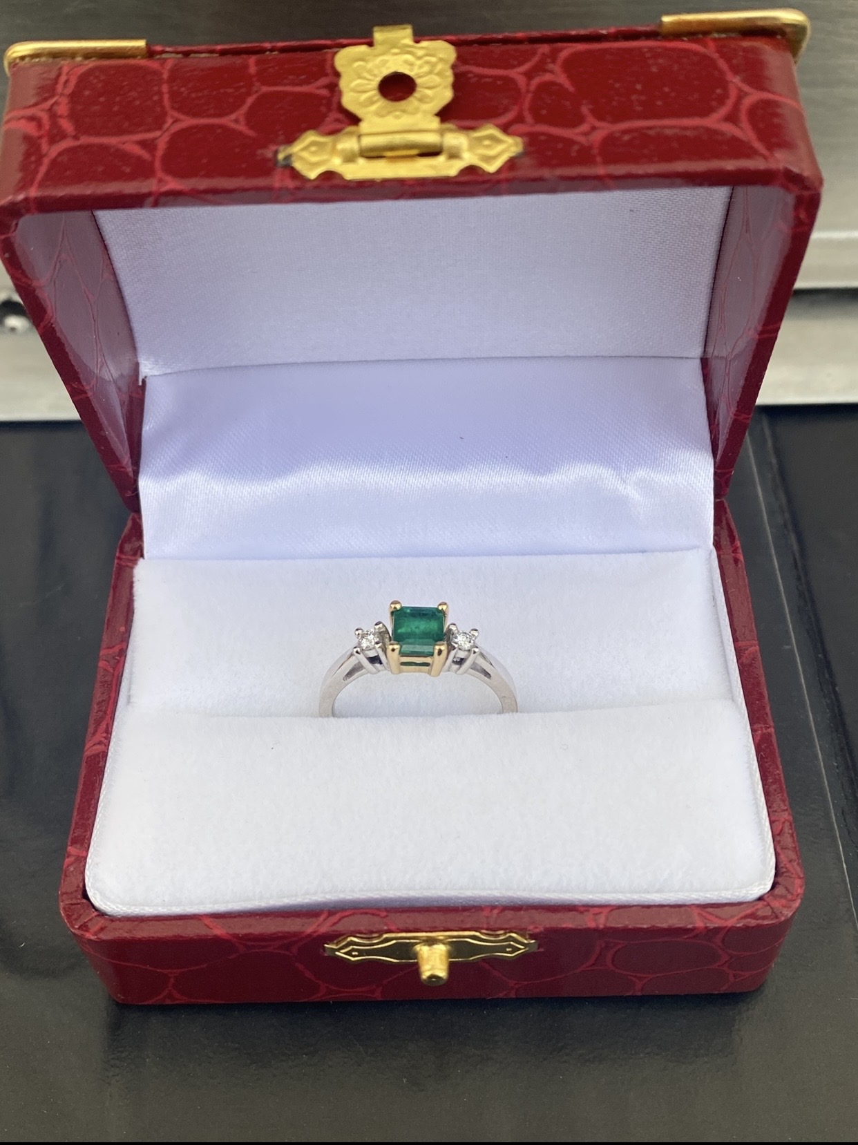 18K White Gold Ring with GIA-Certified Colombian Emerald and Diamonds - Image 9