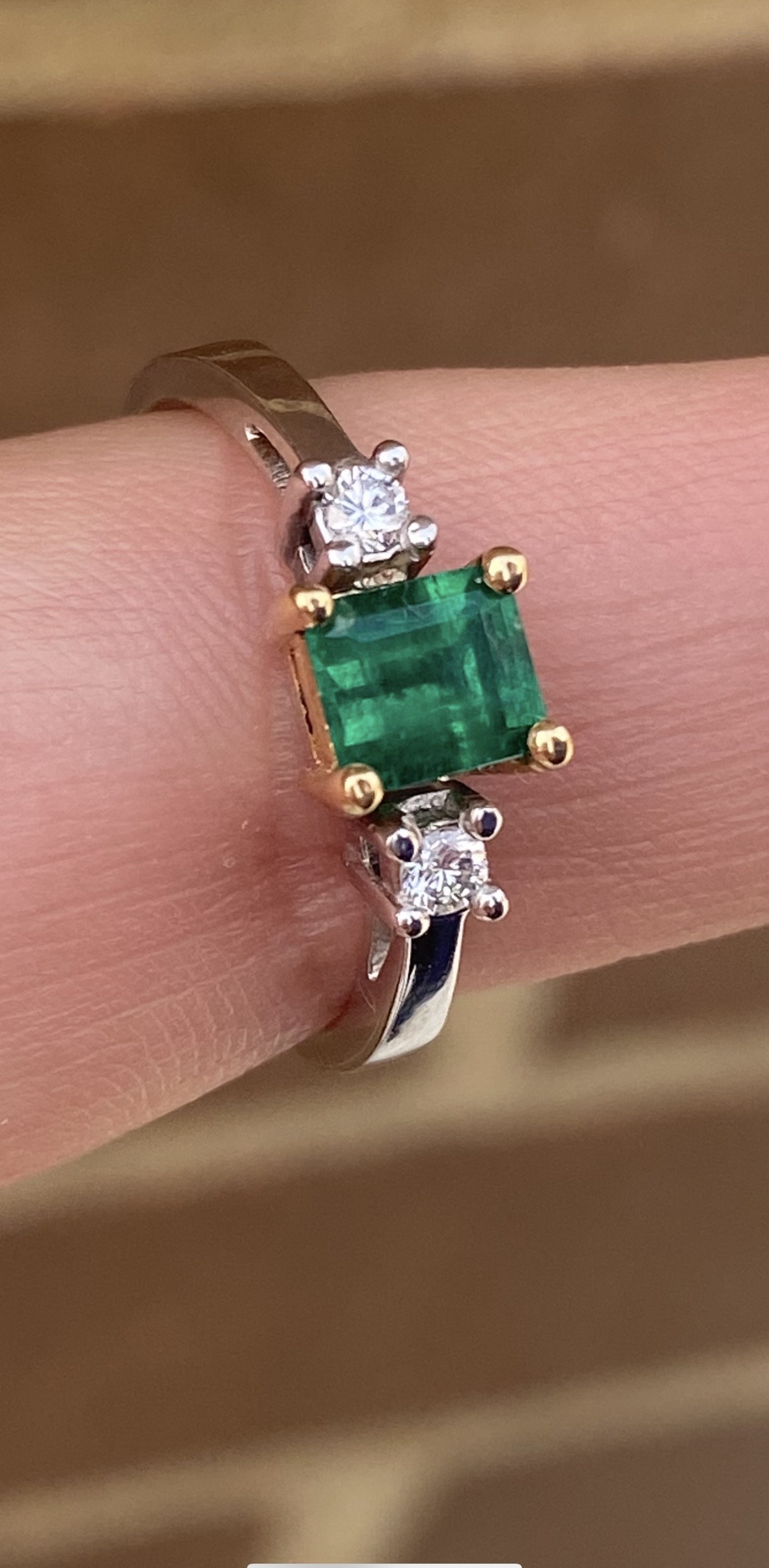 18K White Gold Ring with GIA-Certified Colombian Emerald and Diamonds - Image 8