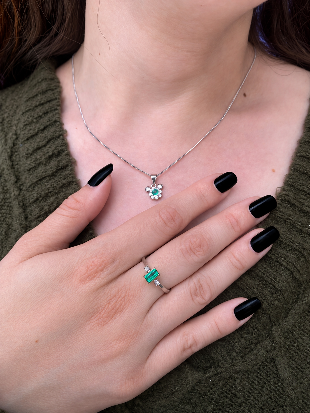 18K White Gold Ring with Colombian Emerald and Diamonds - Image 2