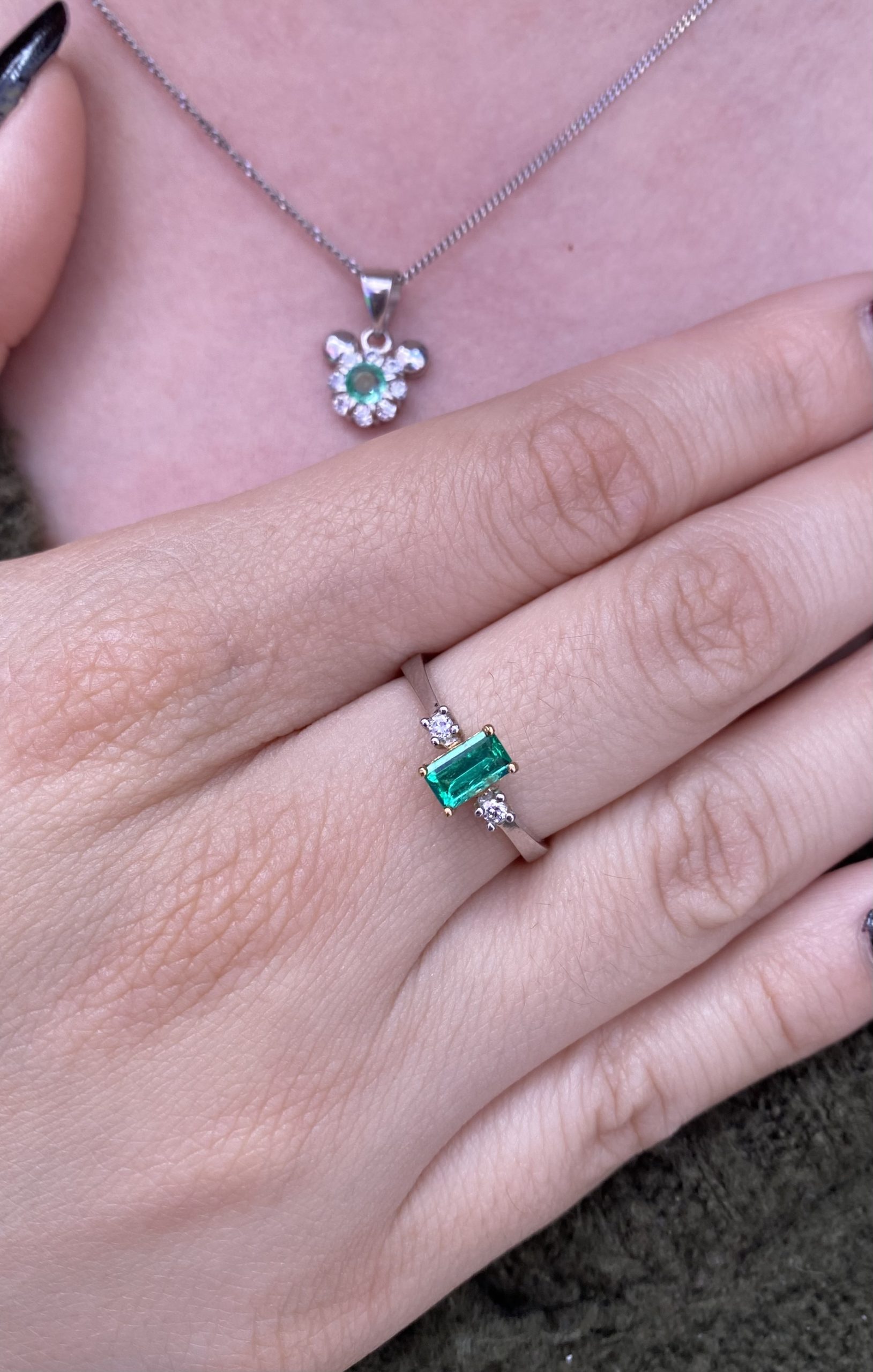 18K White Gold Ring with Colombian Emerald and Diamonds - Image 3